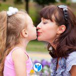 چرا نباید لب های کودک را بوسید